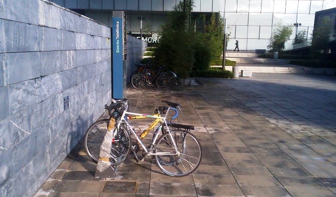 Parking de bicicletas en la sede de Telefónica en el barrio de Las Tablas de Madrid