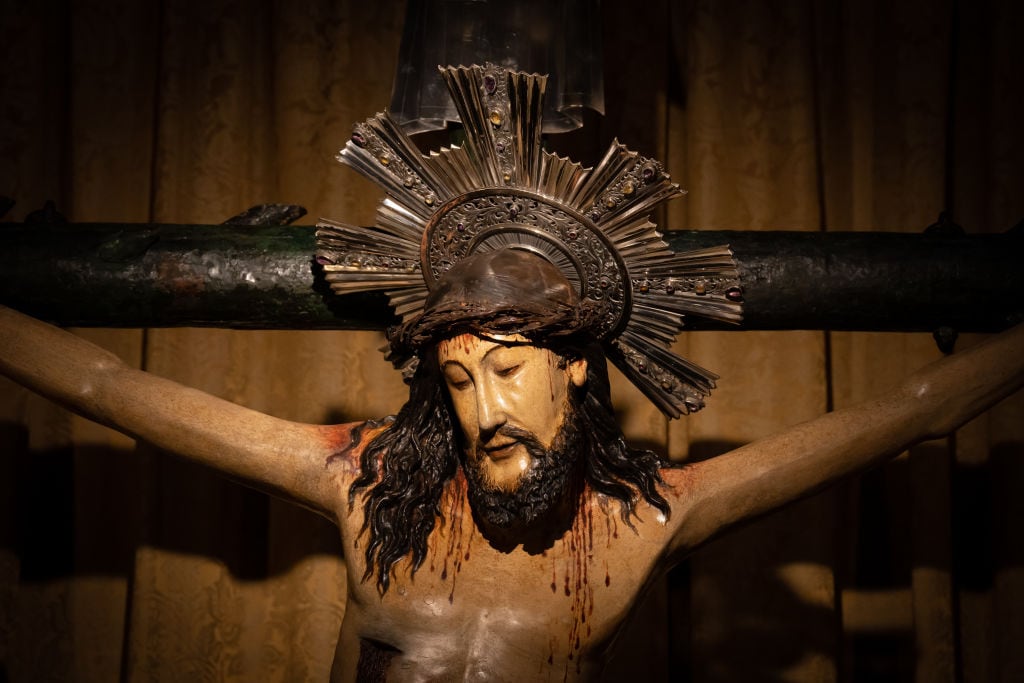 El Sant Crist de Lepant durante la presentación de su restauración en la catedral de Barcelona.