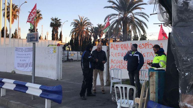 Trabajadores concentrados a las puertas de Acerinox