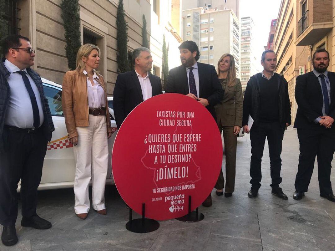 Los taxistas se ofrecen a esperar a que los pasajeros entren en su domicilio o lugar de destino para fomentar la seguridad de los usuarios, especialmente las mujeres