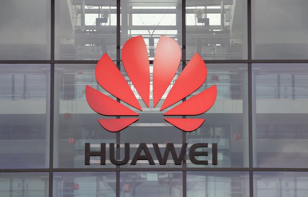 Logo de Huawei en su sede en Inglaterra