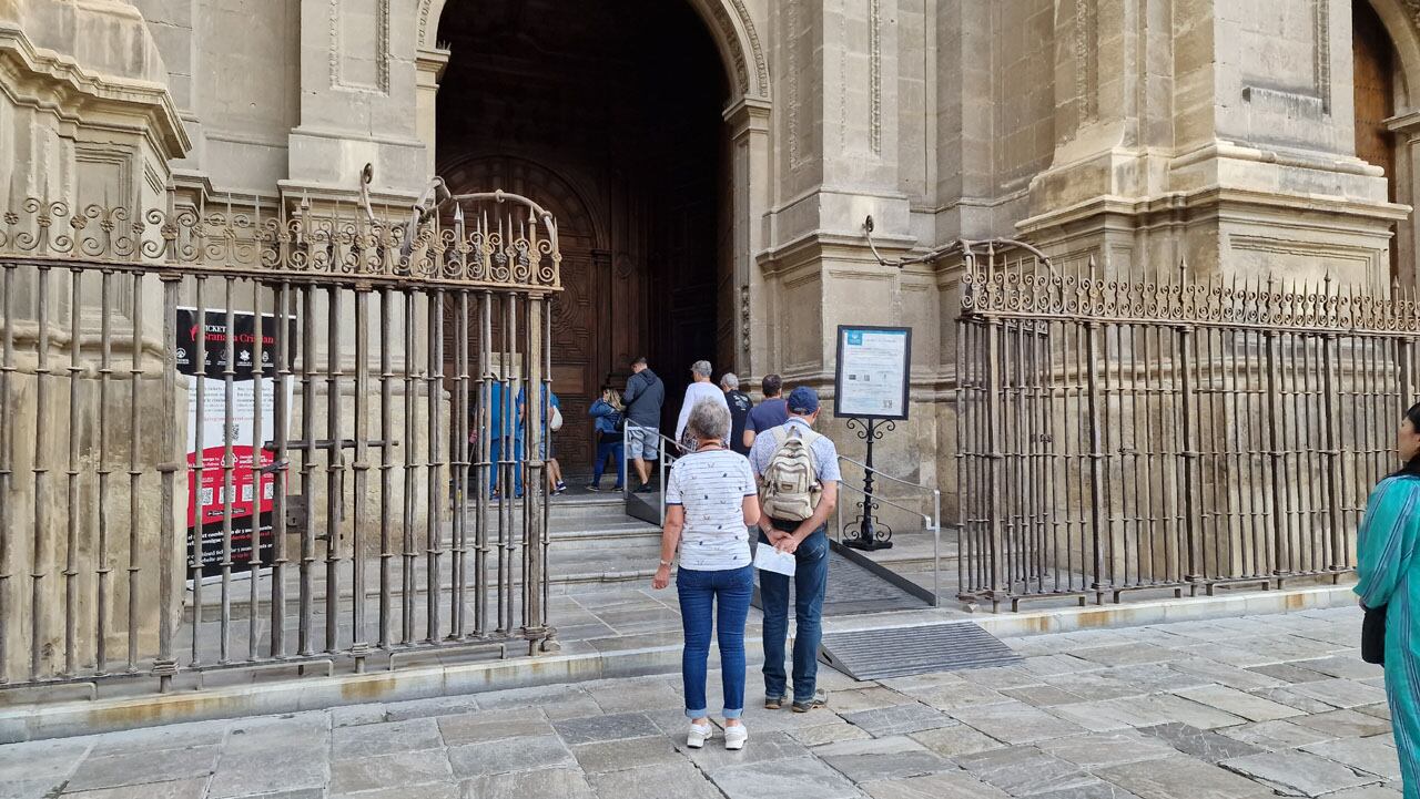 Turistas entrando en la Catedral de Granada este 22 de septiembre
