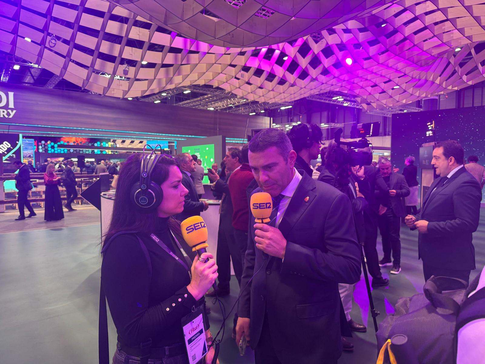 El presidente del Cabildo de Lanzarote, Oswaldo Betancort, atendiendo a SER Lanzarote en FITUR.