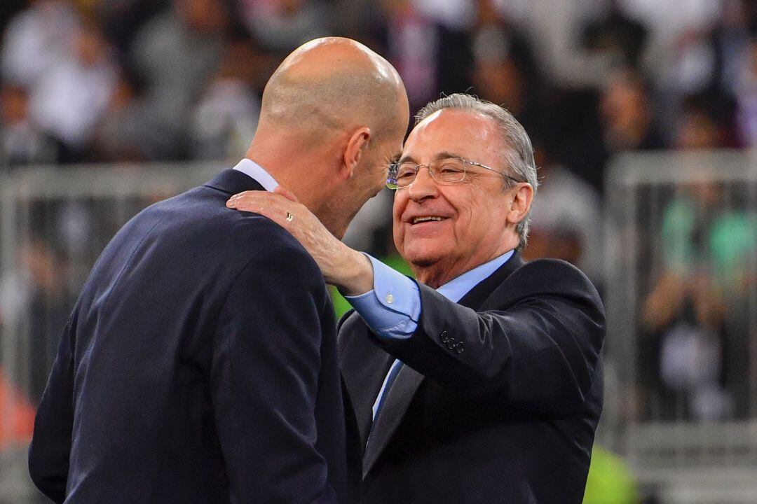 Florentino Pérez abraza a Zidane tras la final
