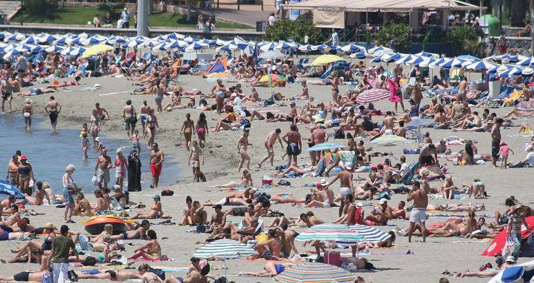 Miles de turistas disfrutan de la playa de Las Canteras. 