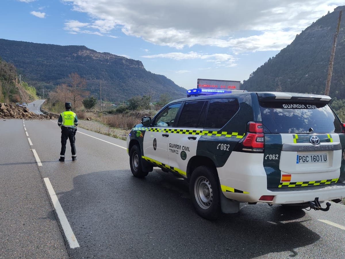 Cortada la A-139 por un desprendimiento de rocas