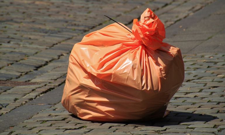 Imagen una bolda de basura en plena calle.