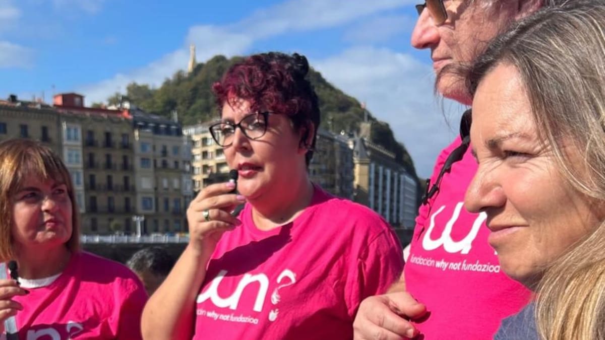 "Que nadie se rinda, la salud mental también se puede recuperar", afirma Raquel Corrales durante la marea rosa de San Sebastián