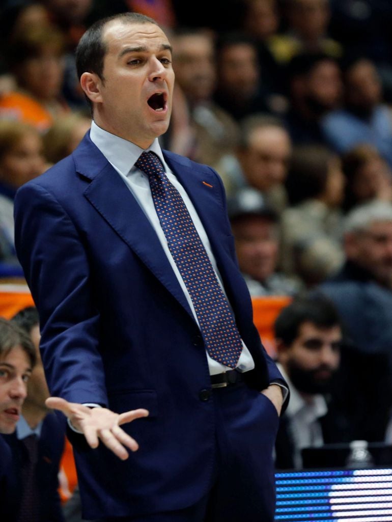 GRA290. VALENCIA, 24/01/2015.- El nuevo entrenador del Valencia, Carles Duran, durante el partido frente al Ucam Murcia, correspondiente a la jornada 18º de la Liga ACB de baloncesto disputado hoy en el pabellón La Fuente de San Luis, en Valencia.- EFE/Juan Carlos Cárdenas