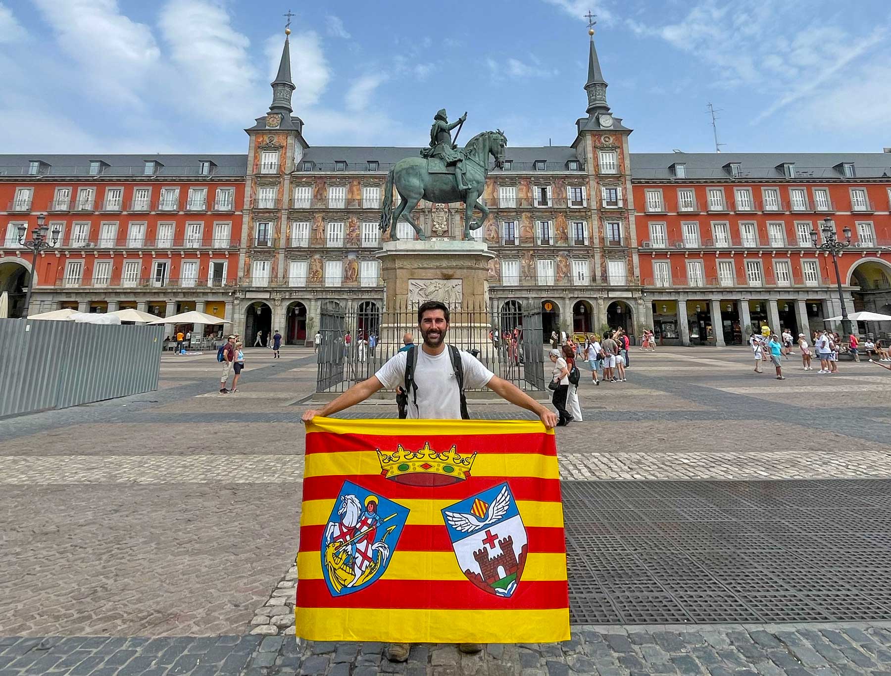 Ignacio Doménech, en la Plaza de España de Madrid, con la bandera de Alcoy, tras recorrer los 612 kilómetros que hay entre la capital de España y Alcoy a pie