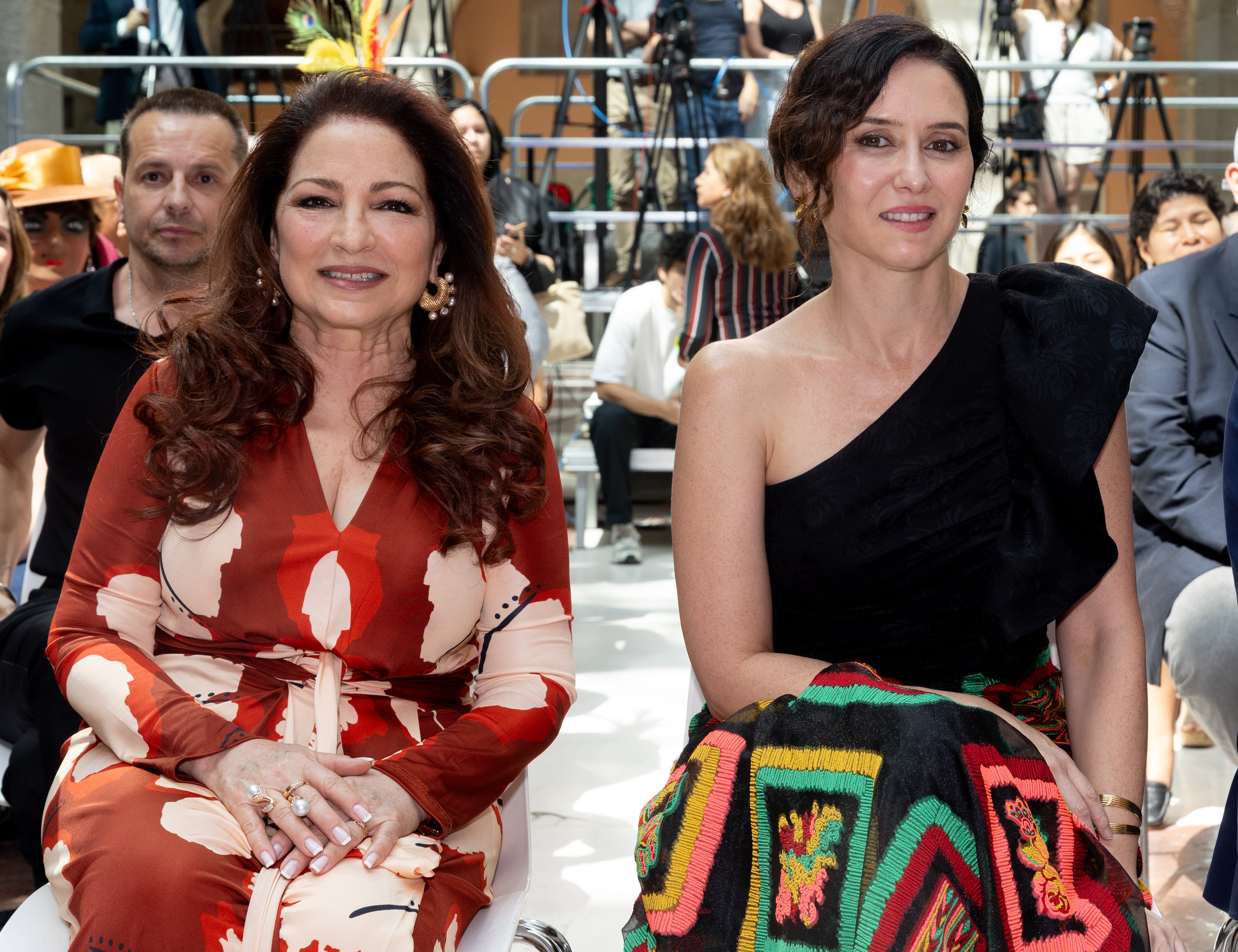 La cantante Gloria Estefan y la presidenta madrileña, Isabel Díaz Ayuso