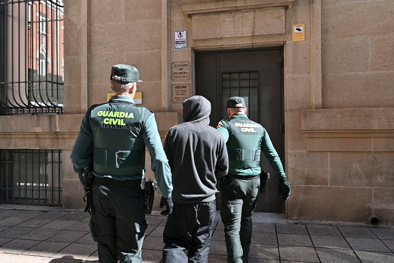 PALENCIA, 13/03/2024.- La Guardia Civil escolta al interior del Juzgado de Guardia a uno de los dos hermanos arrestados por agredir sexualmente, atar y amordazar a una joven a la que tuvieron retenida durante el fin de semana en su domicilio de Autilla del Pino (Palencia), este miércoles. EFE/ Almudena Álvarez
