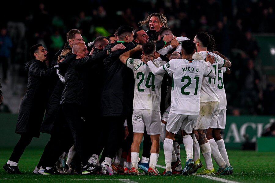 Los jugadores del Elche celebran el gol de Mourad en la victoria por 2-0 ante el Burgos