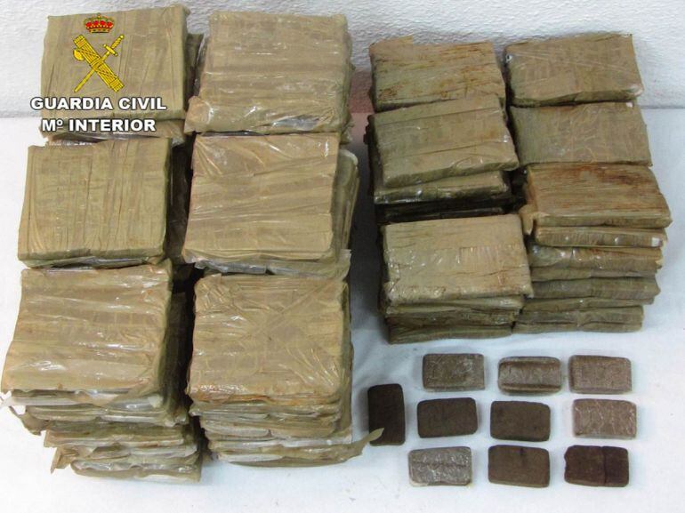 La droga incautada al hombre detenido por la Guardia Civil en Dénia, cuando se disponía a embarcar con su vehículo en un ferry de línea regular.