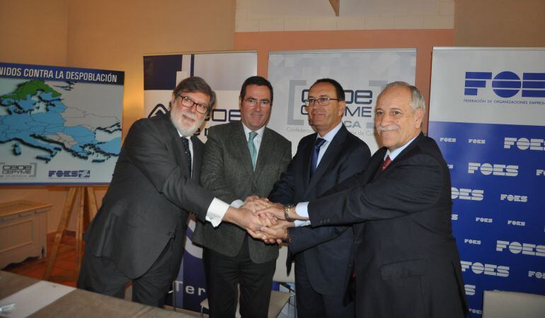 Los presidentes de la patronales de Soria, Cuenca y Teruel tras firmas el convenio junto al presidente de CEPYME (segundo por la izquierda)