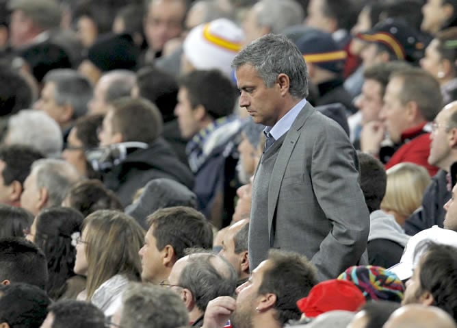 El técnico ha empezado a ver el partido contra el Athletic en un palco VIP cumpliendo su segundo partido de sanción por insultar al árbitro Paradas Romero