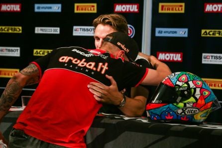 Davies y Scott Redding en boxes