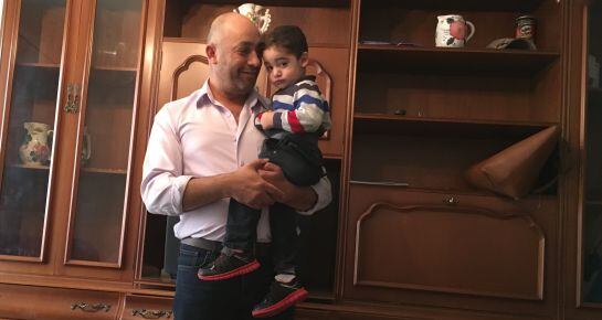 Shamir mantiene en brazos al pequeño de la familia, su hijo Adam.