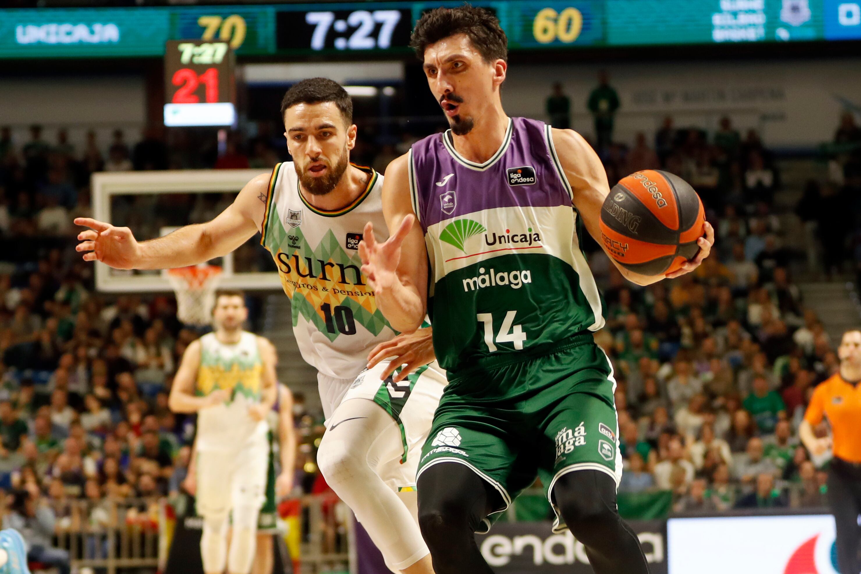Málaga (Andalucía, ESPAÑA), 04/01/2023.- El escolta bosnio de Unicaja Málaga, Nihad Djedovic (d), con el balón ante el base de Bilbao Basket, Francis Alonso, durante el partido de la 14ª jornada de la Liga ACB de Baloncesto que se juega en el Palacio de Deportes José María Martín Carpena este miércoles en la capital malagueña. EFE/ Jorge Zapata