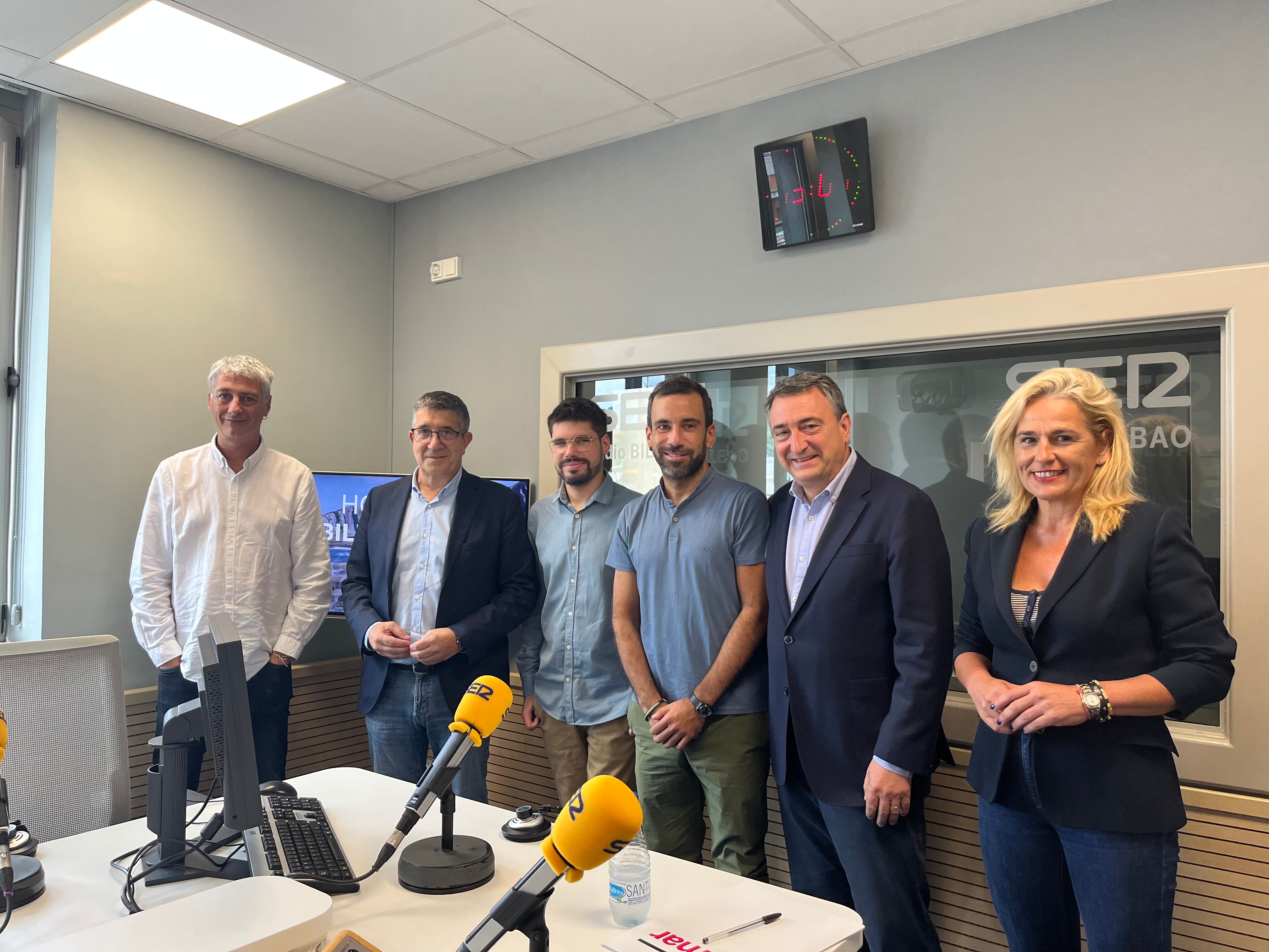 Con Patxi López, Aitor Esteban, Oskar Matute, Lander Martínez y Esther Martínez junto a Jon Egaña