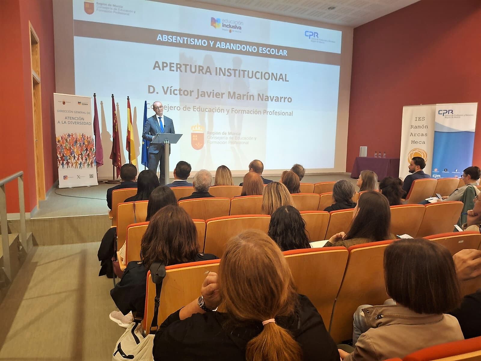 El consejero de Educación y Formación Profesional, Víctor Marín, inaugura en el IES Ramón Arcas Meca (Lorca) una jornada sobre absentismo escolar y abandono educativo temprano, que reúne a 200 profesionales.