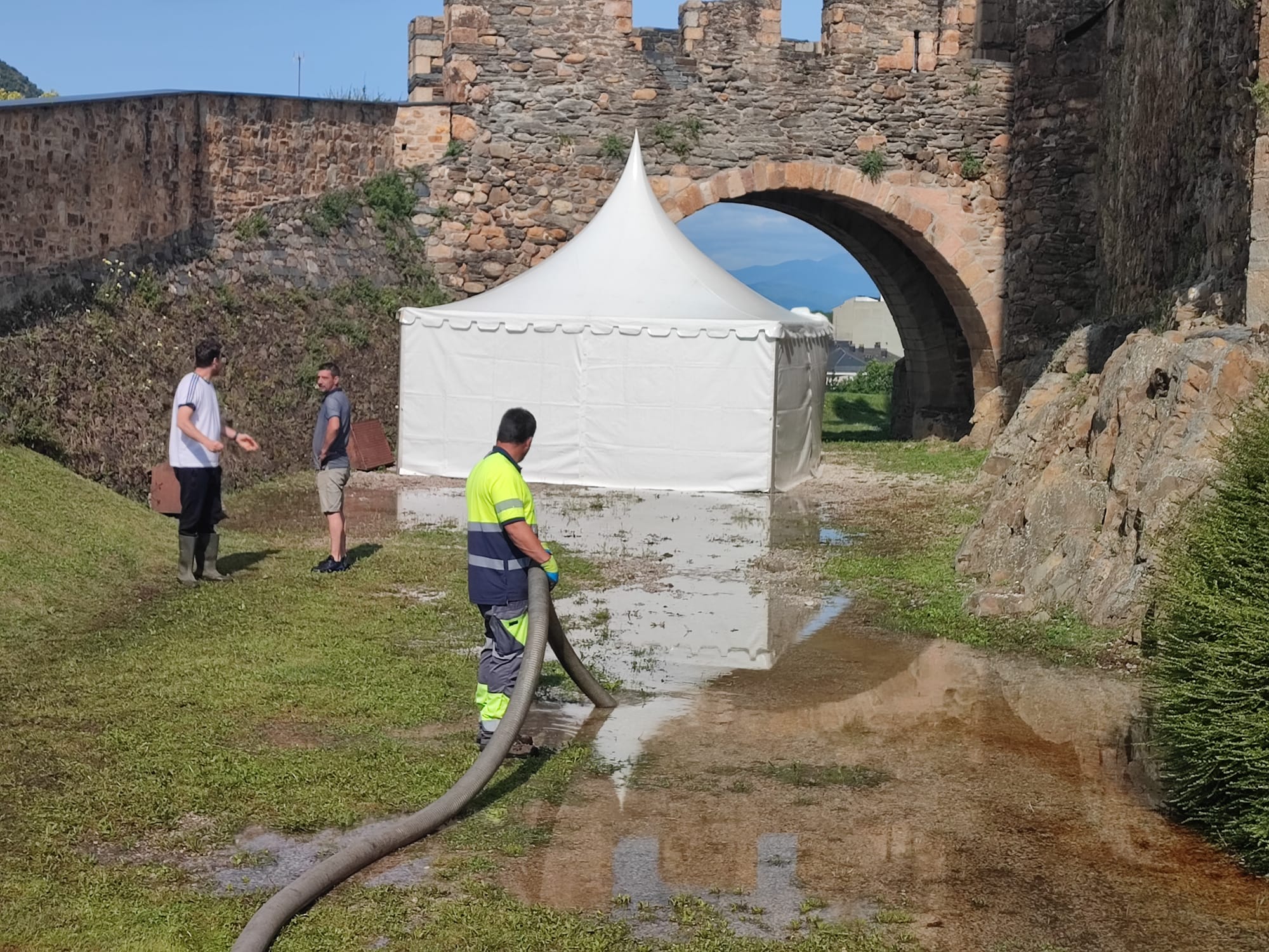 Operarios drenan la inundación del foso del castillo