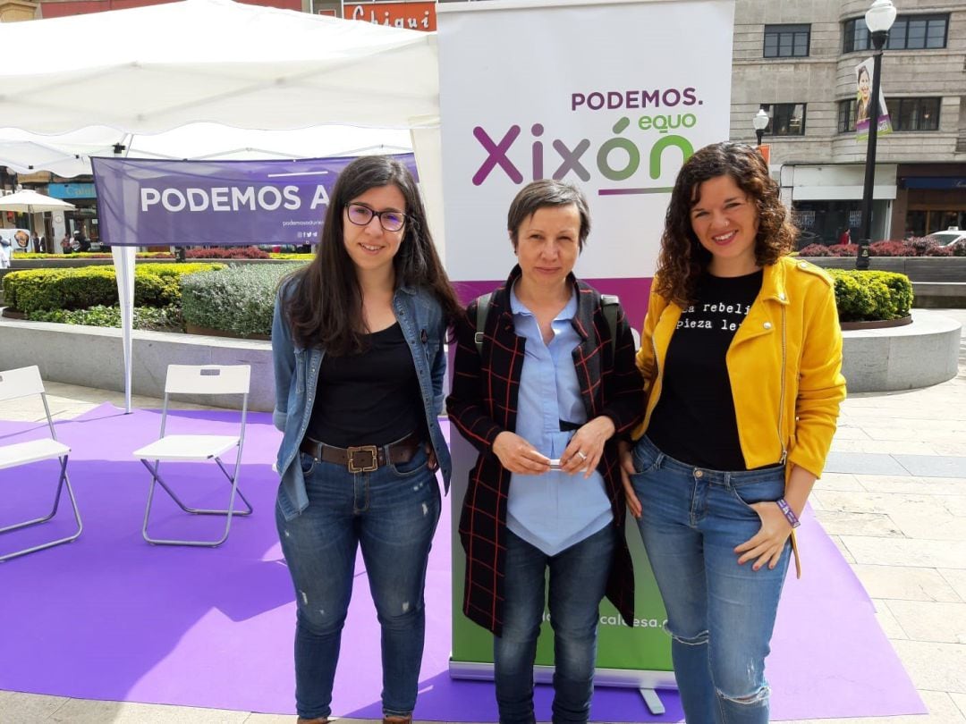 Sofía Castañón (primera por la derecha), posa junto a Yolanda Huergo -portavoz de Podemos Equo Xixón- y Alba González -nueva directora general de Igauldad de Trato-.