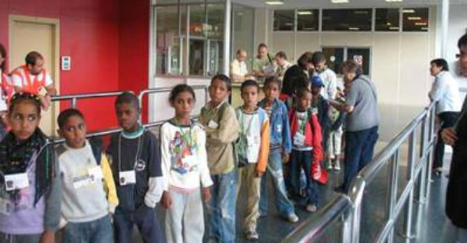 Niños del Sáhara llegando al Aeropuerto de Málaga