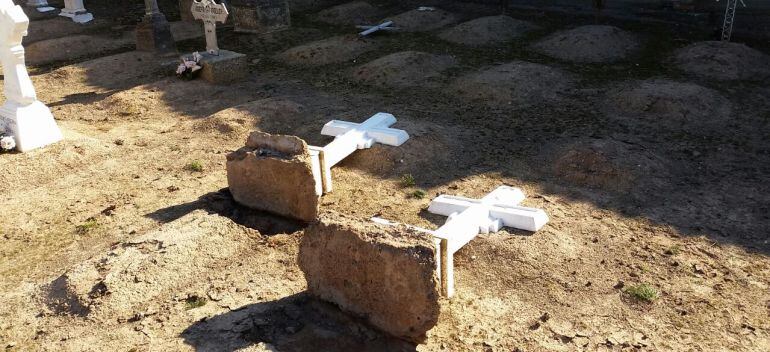 Un parell de creus tombades al cementiri