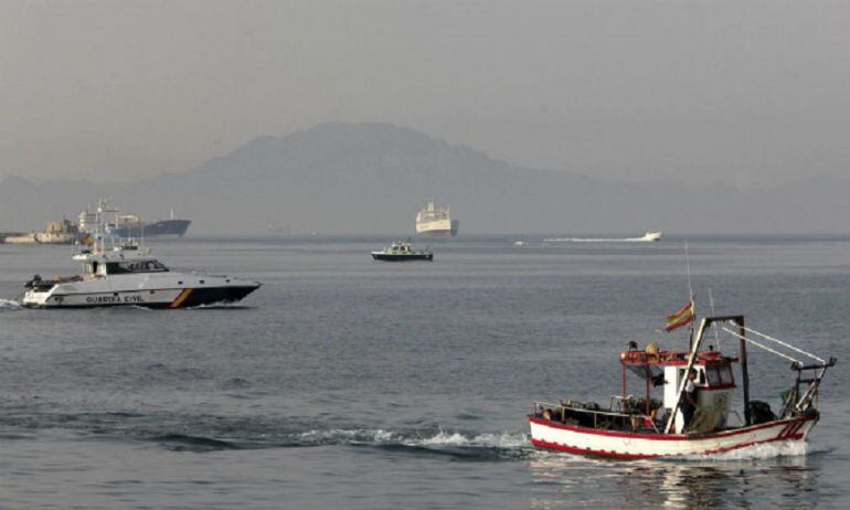 Un pesquero y patrulleras de la Policía de Gibraltar y la Guardia Civil en la Bahía de Algeciras