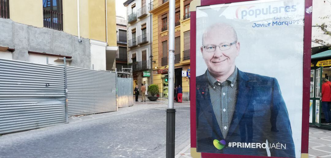 Fotografía de Javier Márquez en un mupi publicitario de la plaza de San Francisco.