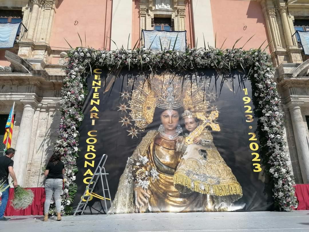 Imagen de la lona instalada por el Ayuntamiento de València para conmemorar el centenario de la coronación de la Virgen de los Desamparados.