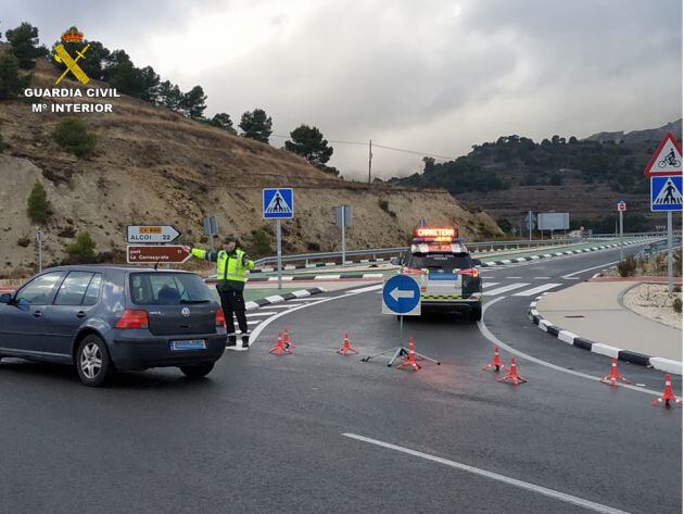 La benemérita ha cortado al tráfico el acceso al puerto de La Carrasqueta