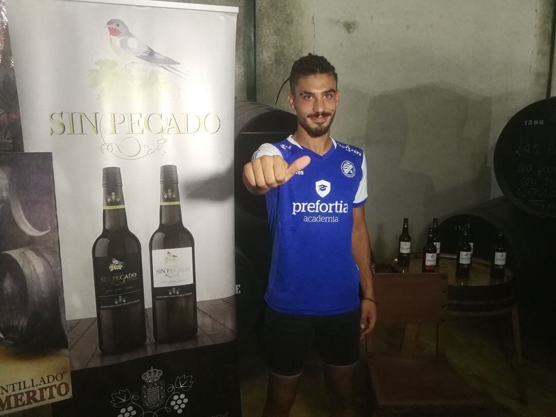 Christian Toboso, central del Xerez DFC, posa con su nueva camiseta. 