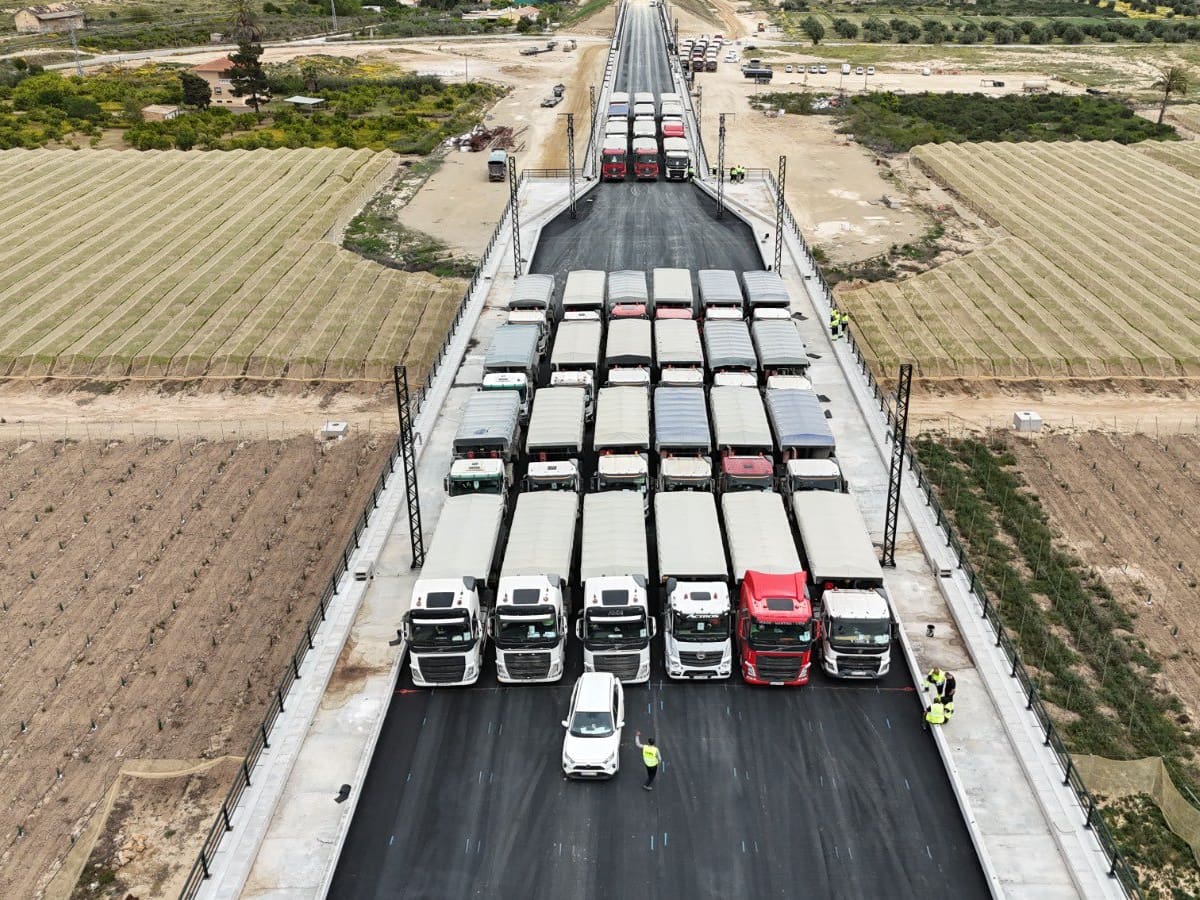"¿Habíais visto alguna vez algo así? Seguro que no": Óscar Puente presume de los avances del AVE en Totana