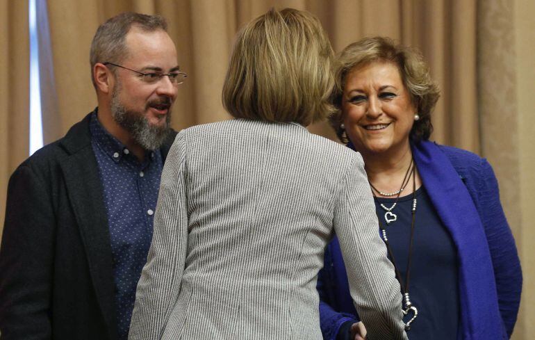 La ministra de Defensa, María Dolores de Cospedal (c), saluda al presidente, Miguel Sencianes (i), y a la secretaria, Granada Ripollés, de la Asociación de Familiares de víctimas del accidente del Yak42