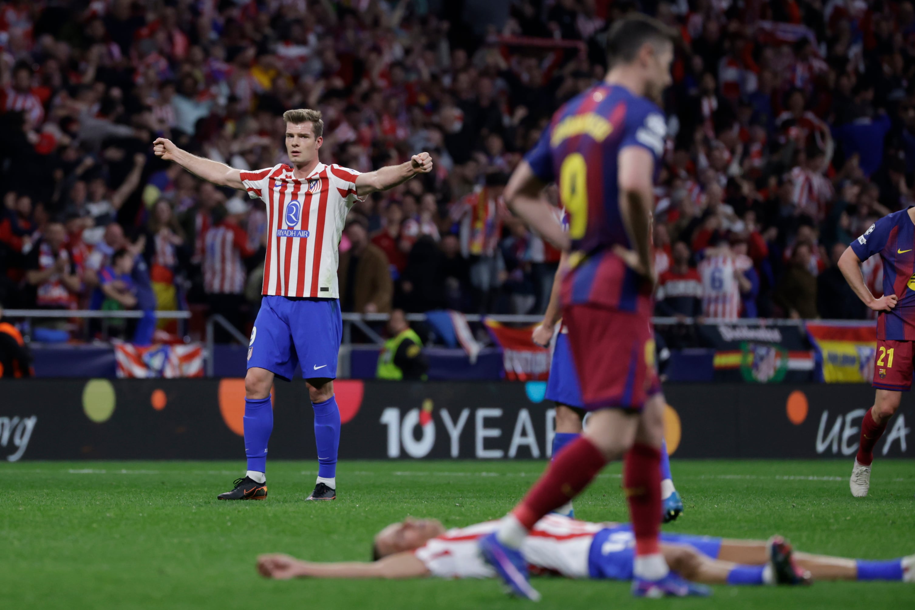 MADRID, 14/04/2026.- El delantero del Atlético de Madrid Alexander Sørloth (i) celebra con la afición al finalizar el partido de vuelta de cuartos de final de Liga de Campeones que Atlético de Madrid y FC Barcelona disputaron este martes en el estadio Metropolitano, en Madrid. EFE/Juanjo Martín