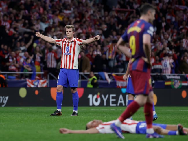 MADRID, 14/04/2026.- El delantero del Atlético de Madrid Alexander Sørloth (i) celebra con la afición al finalizar el partido de vuelta de cuartos de final de Liga de Campeones que Atlético de Madrid y FC Barcelona disputaron este martes en el estadio Metropolitano, en Madrid. EFE/Juanjo Martín