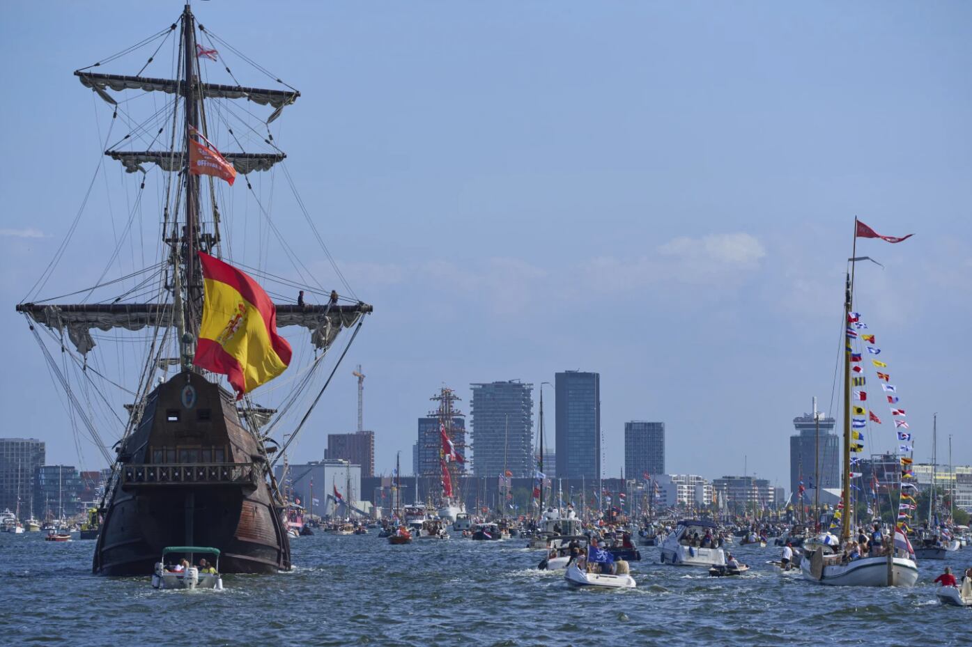 Una de las embarcaciones de la Fundación Nao Victoria a su llegada a Ámsterdam