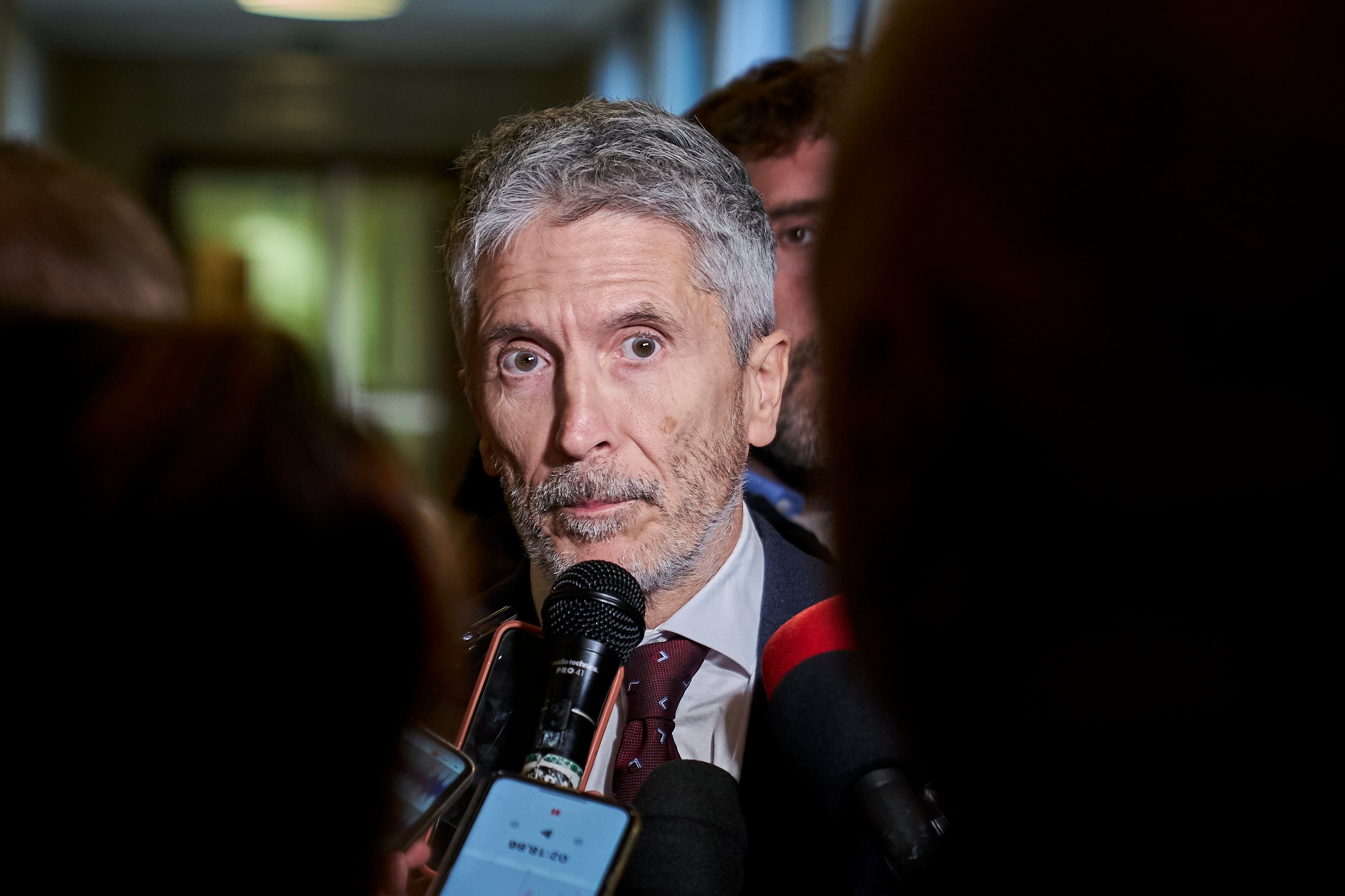 El ministro del Interior, Fernando Grande-Marlaska, atiende a los medios antes del inicio de la sesión en el Congreso de los Diputados