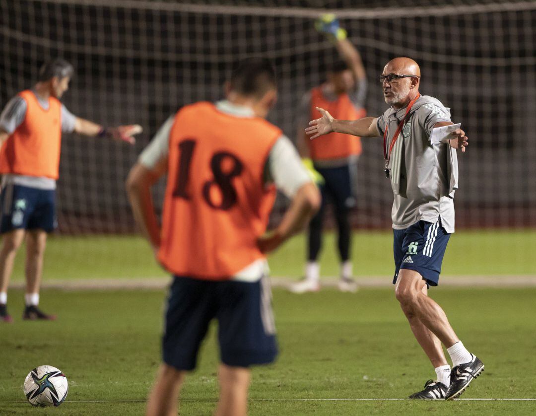 Luis de la Fuente 
 El seleccionador olímpico español de fútbol, Luis de la Fuente, subrayó que es un &quot;orgullo&quot; poder disputar los Juegos Olímpicos de Tokyo, en los que España debuta este jueves contra Egipto, y afirmó que intentarán pelear &quot;por lo máxim