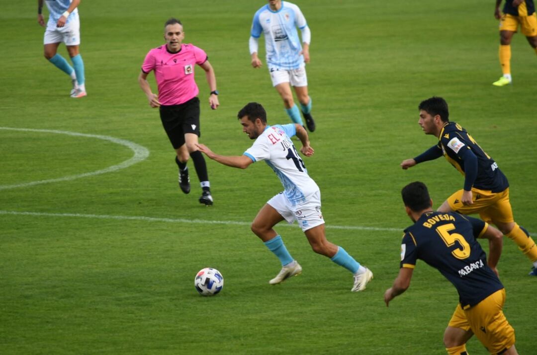 Josiño, uno de los más activos todo el partido, conduce el balón perseguido por varios deportivistas