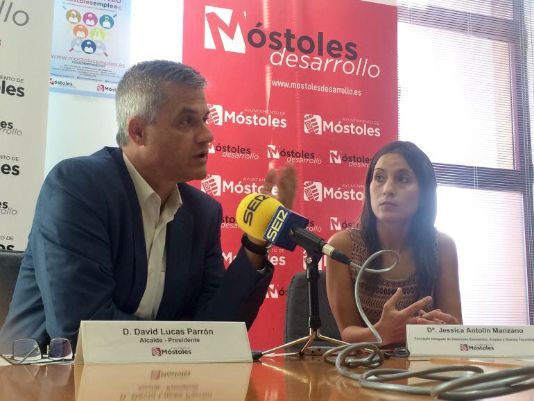 El regidor de Móstoles, David Lucas y la Concejal de Empleo, Jessica Antolín durante la presentanción de &quot;Móstoles Emplea&quot;