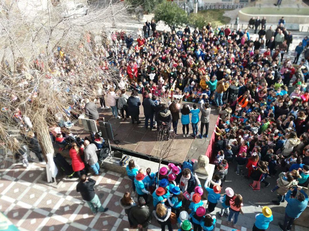 Momento de la suelta de palomas