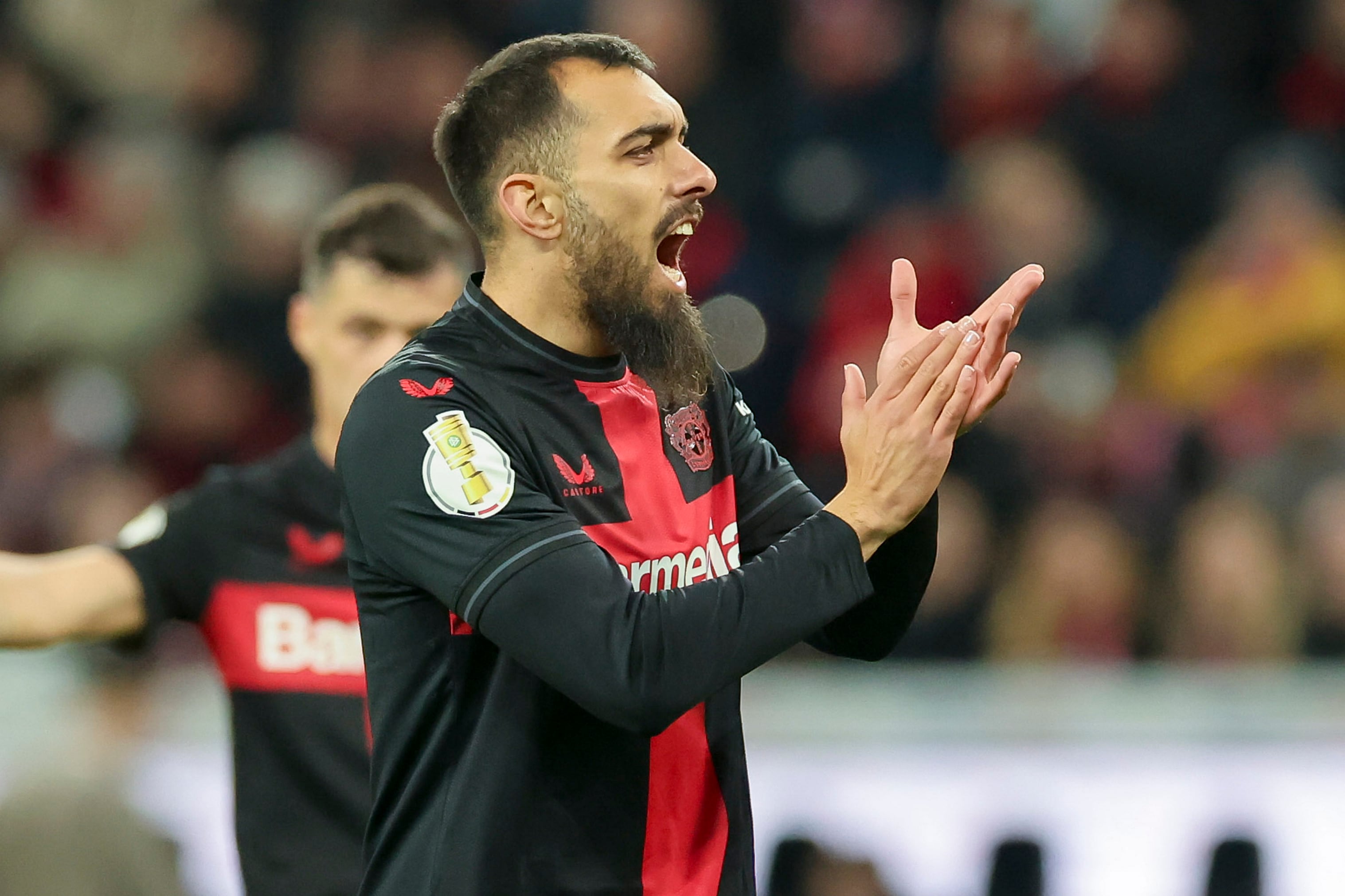 Borja Iglesias defendiendo la camiseta del Bayer Leverkusen