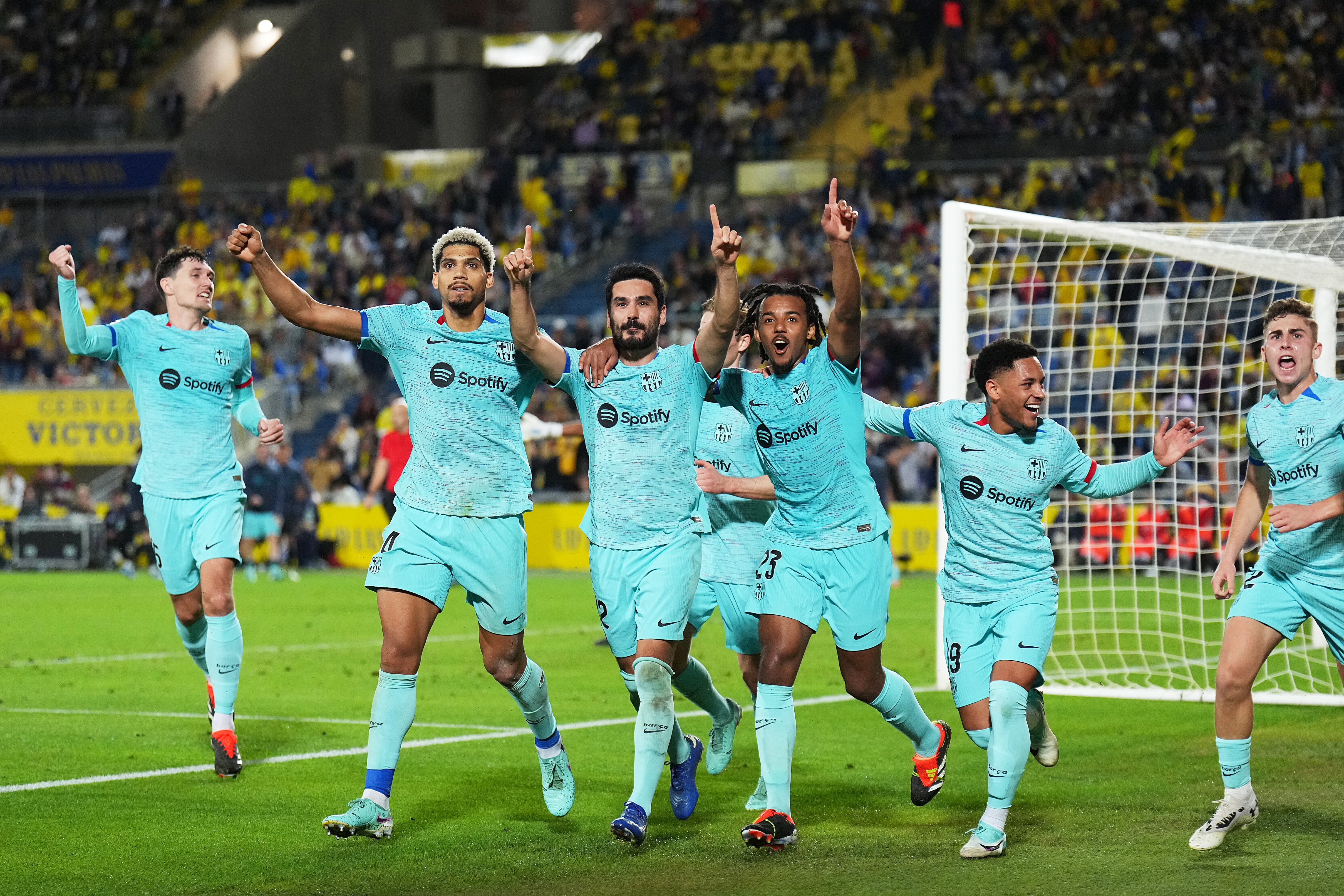 Gündogan celebra el tanto de la remontada junto al resto de sus compañeros del Barça