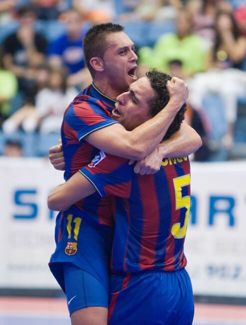 Saad celebra uno de sus goles con su compañero Chico