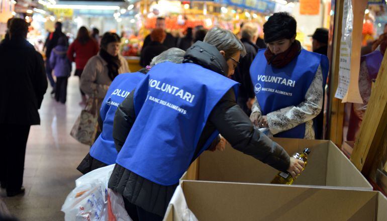 Imatge d&#039;arxiu d&#039;un grup de voluntaris participants en un punt de recollida del Gran Recapte.