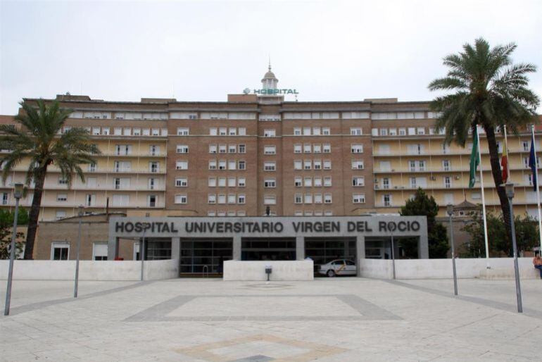 Fachada principal del Hospital Virgen del Rocío, en Sevilla, hasta donde se ha trasladado a la afectada