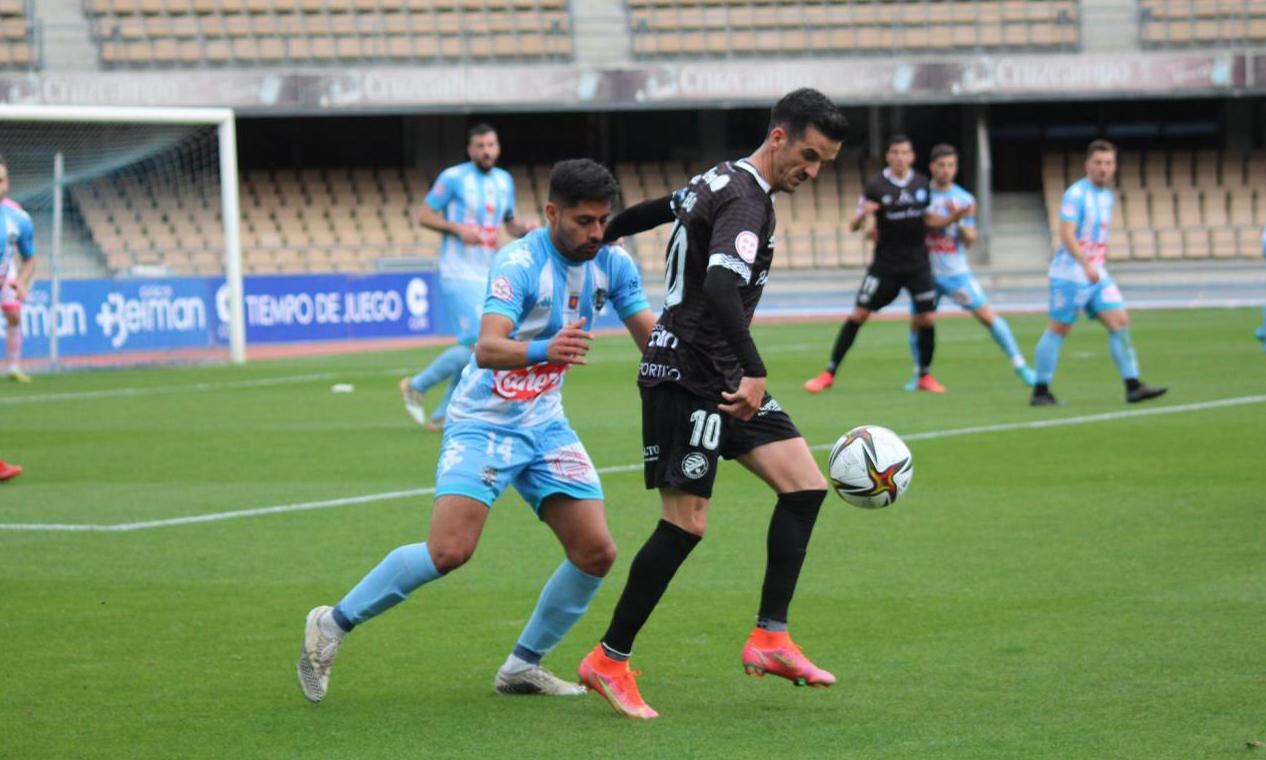 Erik Aguado pugnando con Bello por el balón